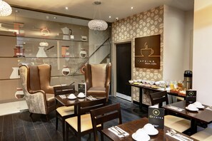 Serveert ontbijt, lunch en diner