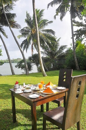 Outdoor dining - Villa Modarawaththa (Koggala)
