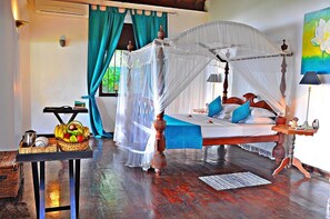 Desk, iron/ironing board, bed sheets - Villa Modarawaththa (Koggala)