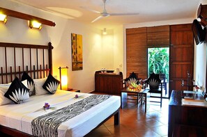 Escrivaninha, ferros/tábuas de passar roupa, roupa de cama