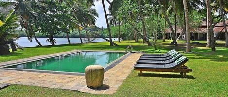 حمّام سباحة خارجي