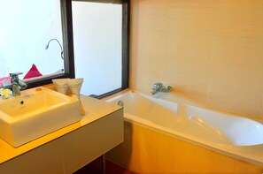 Deluxe-Doppelzimmer, 1 Doppelbett, Meerblick, am Strand | Badezimmer | Badewanne und Dusche (separat), Haartrockner, Bademäntel, Bidet