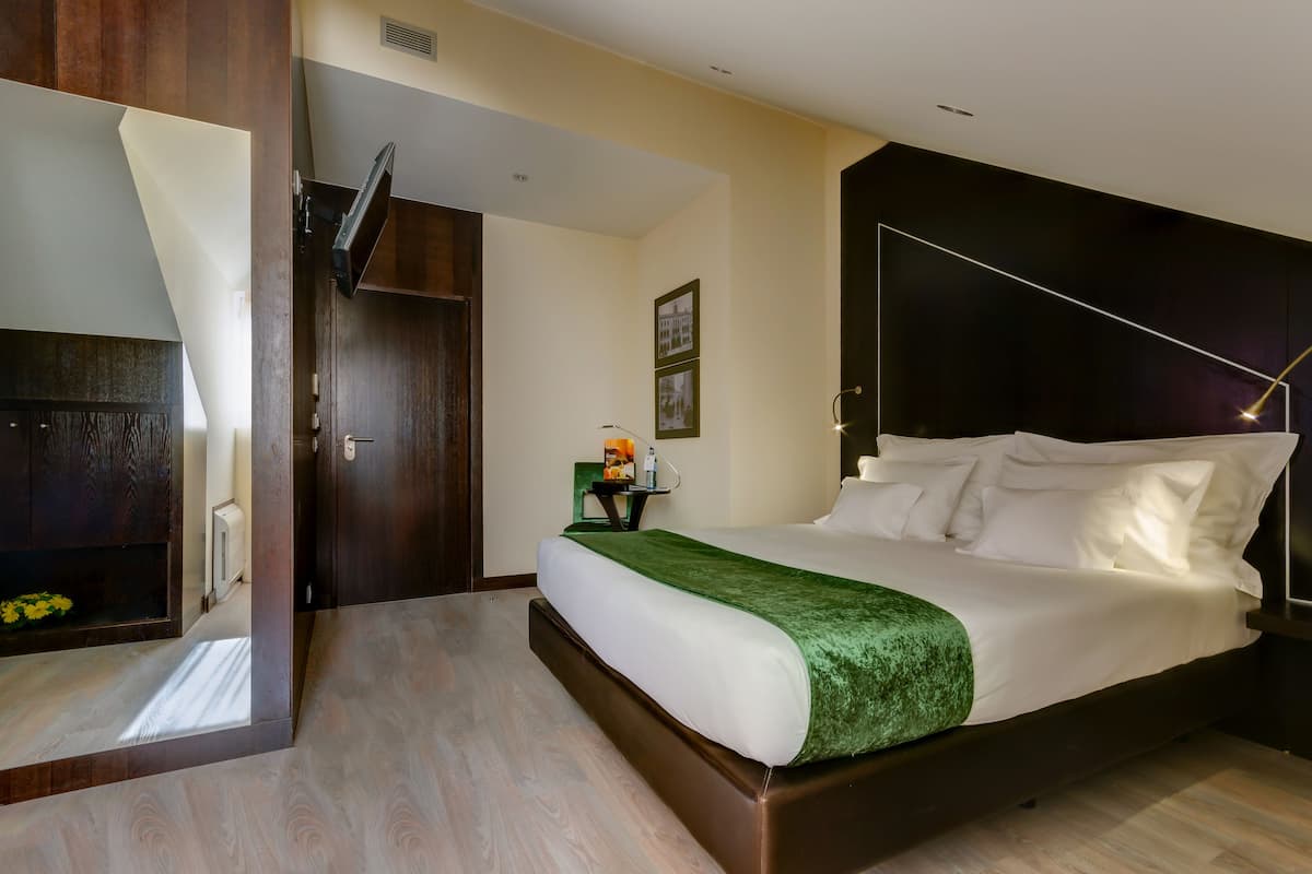 Mansard Room | Minibar, brankas, kedap suara, dan Wi-Fi gratis