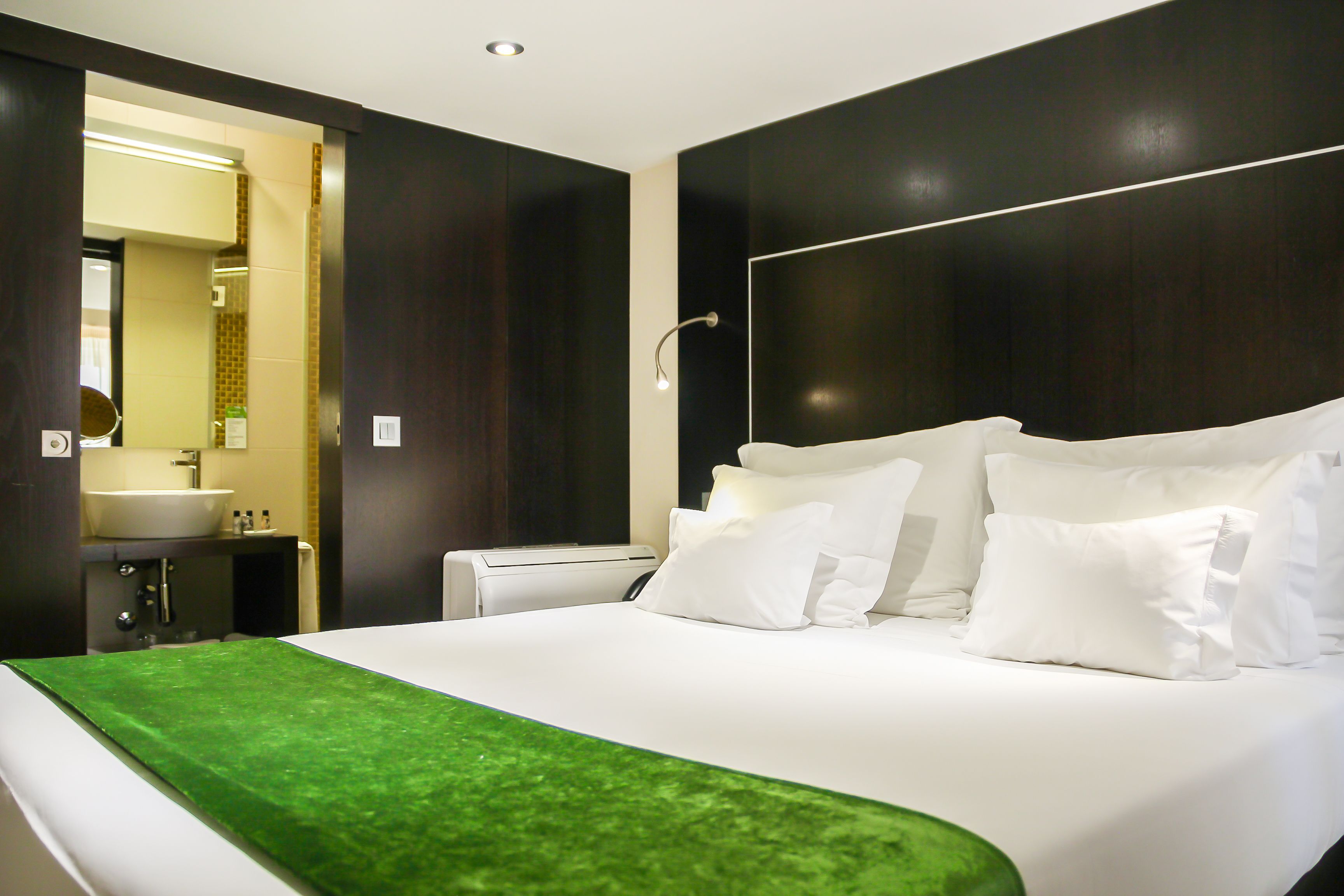basic double room (mini) | minibar, in-room safe, soundproofing, free wifi