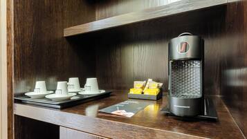 Un espace dédié au café, comprenant une machine à café, des tasses et un menu.