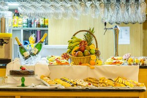 Petit déjeuner buffet (15 EUR par personne)
