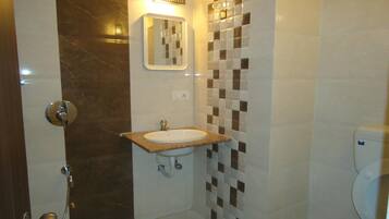 Executive Room | Bathroom | Bathtub, free toiletries, towels, soap