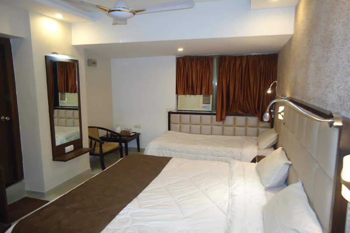 Deluxe Studio | Egyptian cotton sheets, premium bedding, down duvets, memory-foam beds