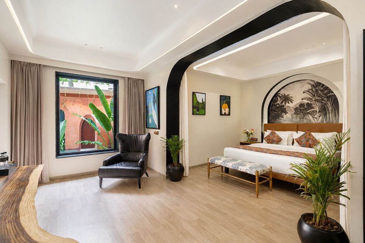 Royal Room | Peralatan tempat tidur premium, meja, langsir/tirai gelap terus 
