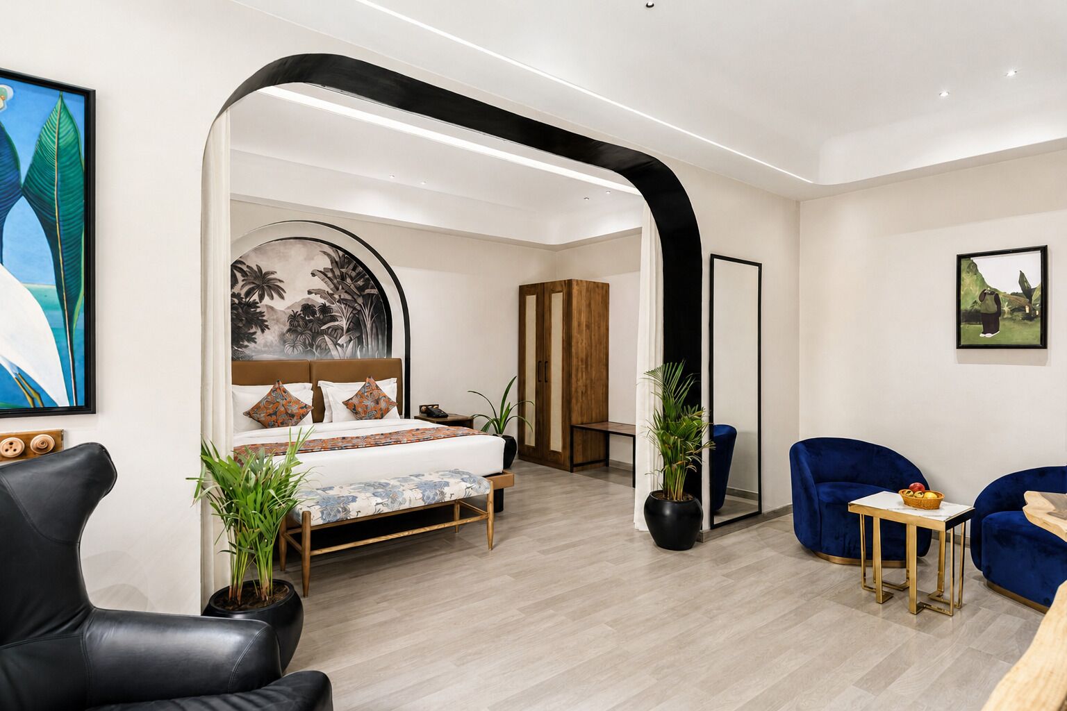 Una habitación de hotel moderna con una cama, un escritorio, una silla y un armario.