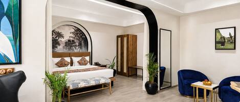 Una habitación de hotel moderna con una cama, un escritorio, una silla y un armario.