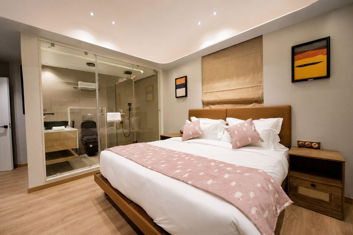 Premier Room | Peralatan tempat tidur premium, meja, langsir/tirai gelap terus 