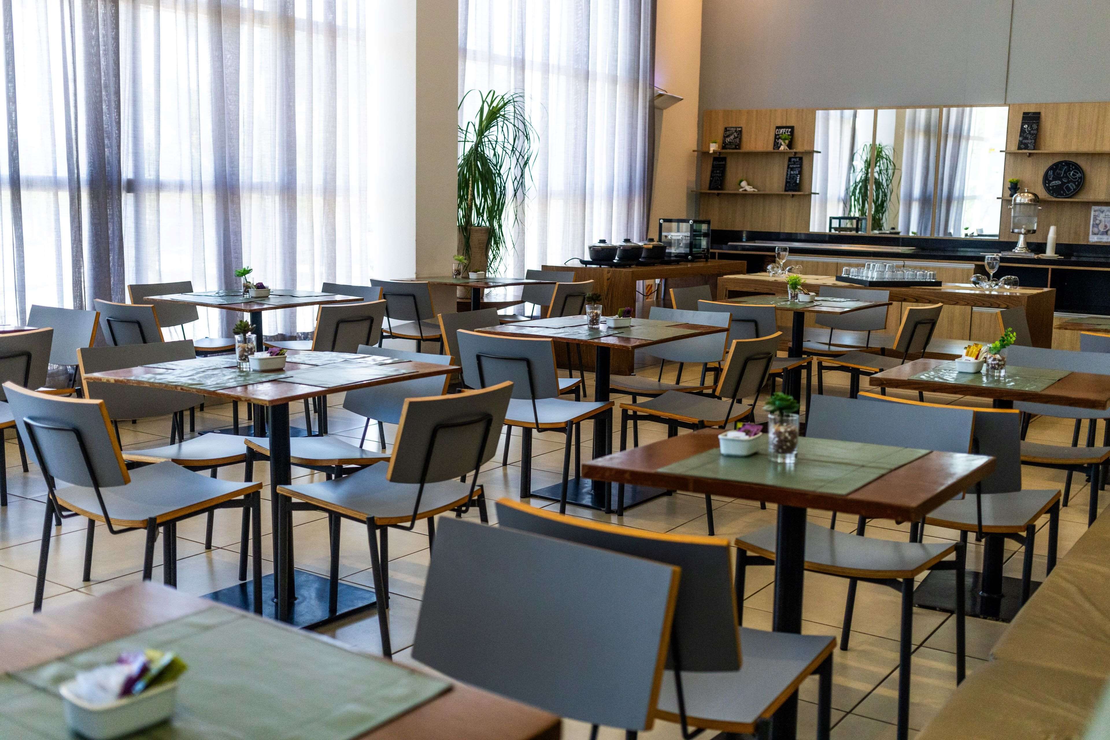 breakfast, lunch, dinner served; international cuisine