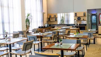 Café da manhã, almoço e jantar; culinária internacional