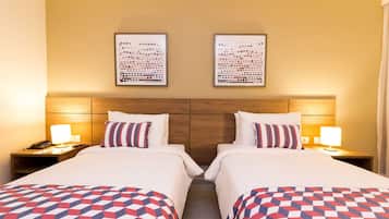 Cofres nos quartos, escrivaninha, cortinas blackout