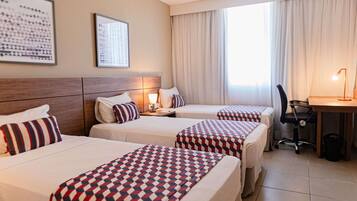 Standaard kamer, 3 eenpersoonsbedden | Een kluis op de kamer, een bureau, verduisterende gordijnen