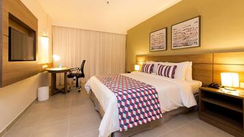 Een kluis op de kamer, een bureau, verduisterende gordijnen