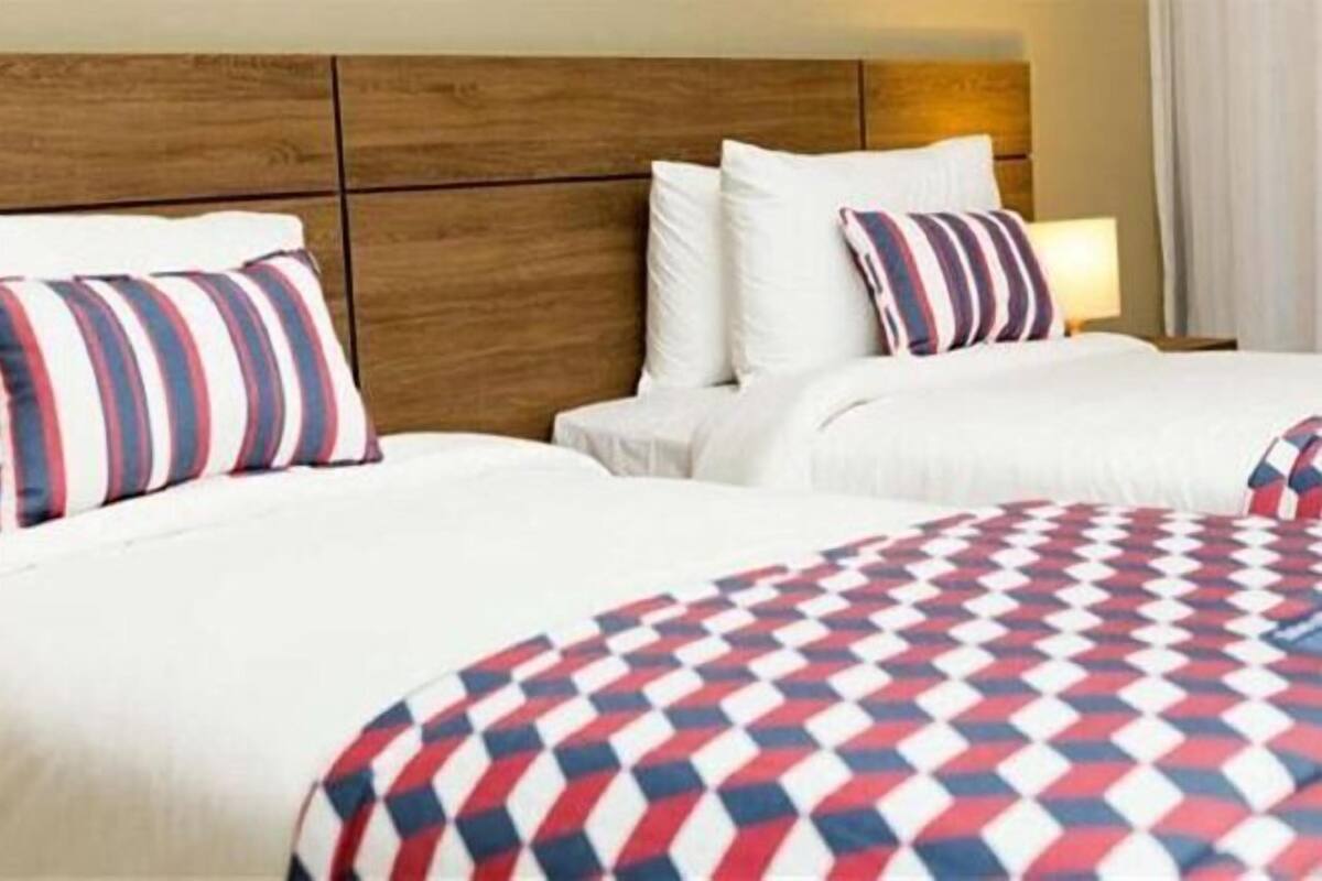 Caja de seguridad en la habitación, escritorio y cortinas blackout