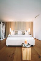 Junior-suite | Premium-sengetøj, pengeskab på værelset, skrivebord, lydisolering