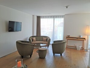 Junior Suite | Living area | Flat-screen TV - Hotel AVA (Neuenkirch)