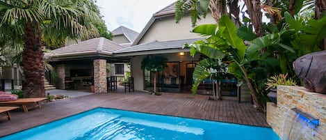 Piscina externa, espreguiçadeiras