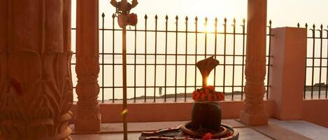 セーフティボックス (室内)、デスク、遮光カーテン、防音設備