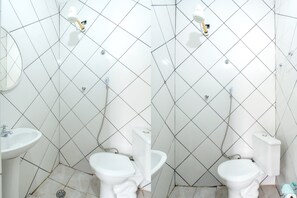 Double Room | Bathroom | Shower, free toiletries, towels, soap - Hotel Consulado Avenida Paulista (São Paulo)