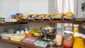 Una mesa de buffet con diversos alimentos y bebidas.