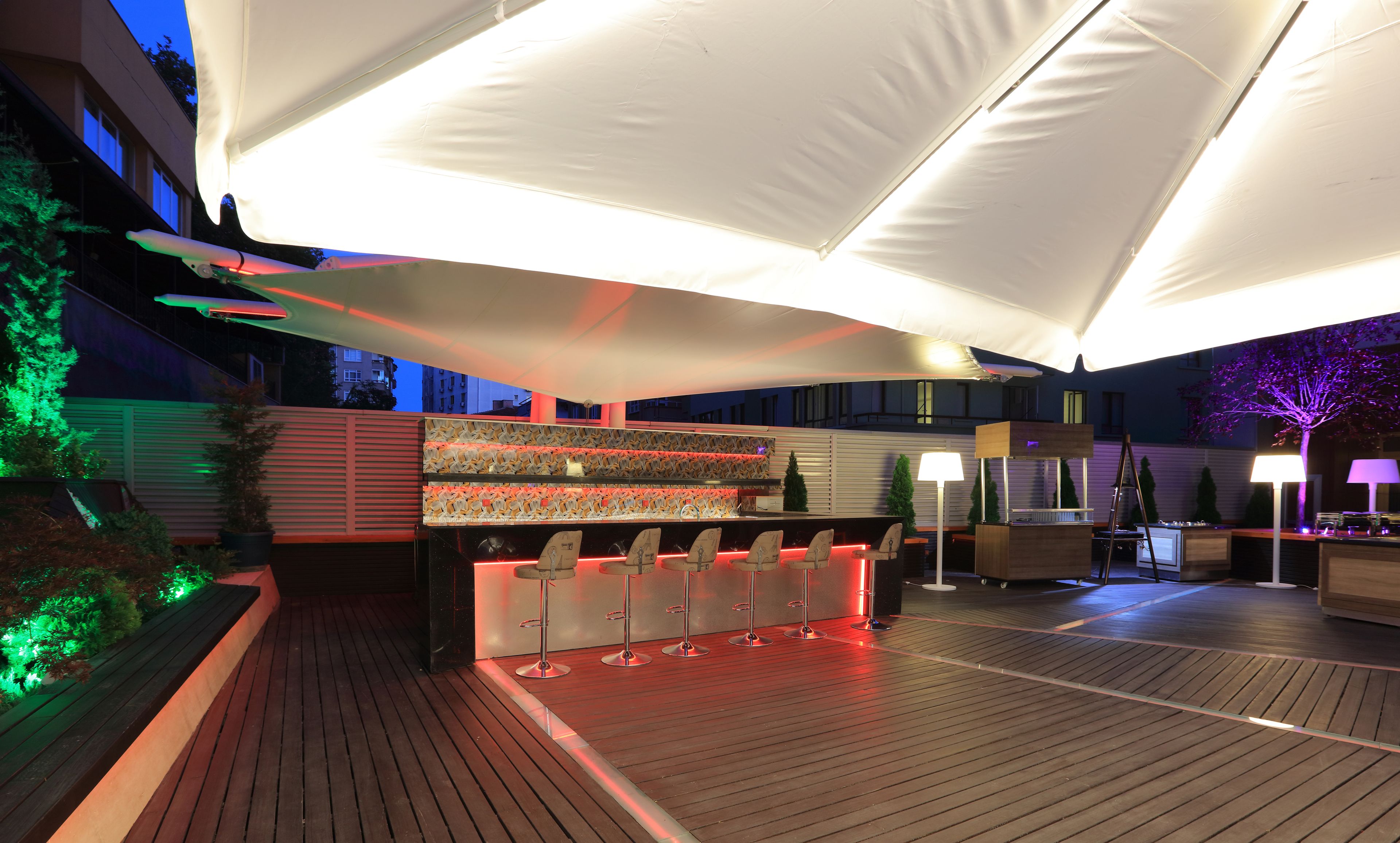 2 bars/lounges