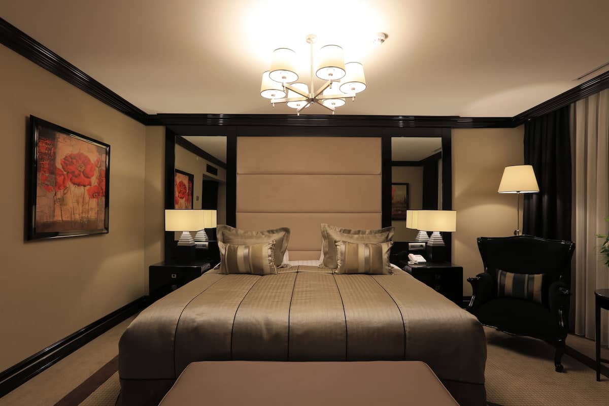 suite, corner | view from room