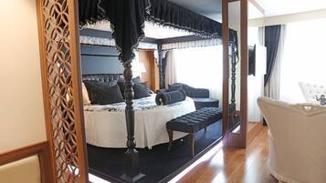 Minibar, safe på rommet, skrivebord og ekstrasenger (mot et tillegg)