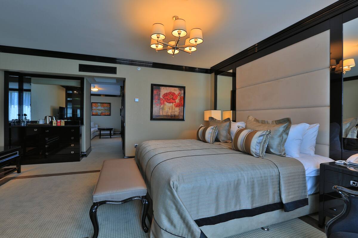 Suite, Corner | Minibar, in-room safe, desk, rollaway beds (surcharge)