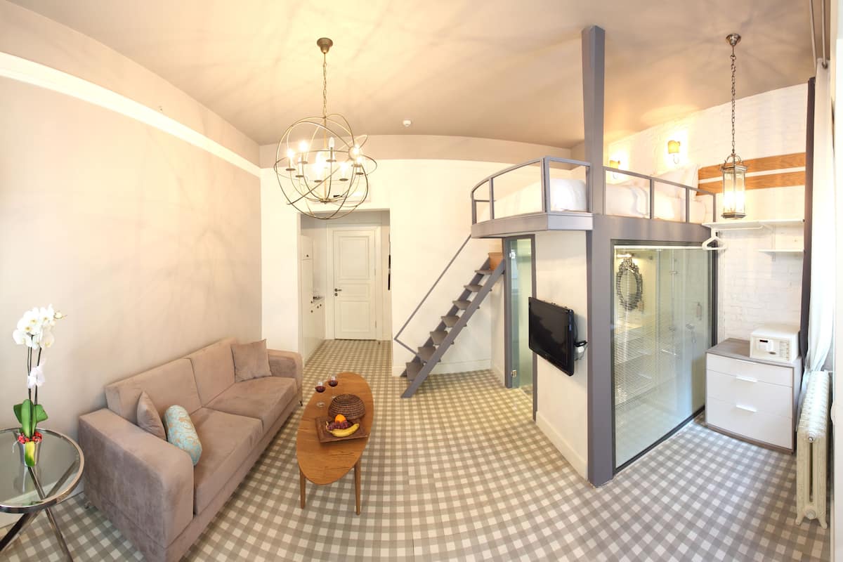 Loft | Premium bedding, in-room safe, iron/ironing board, free WiFi