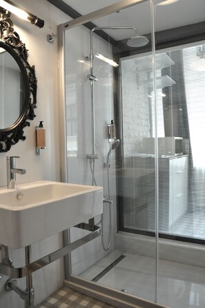 Loft | Bathroom | Shower, free toiletries, hair dryer, slippers - Ada Homes Hotel (Istanbul)