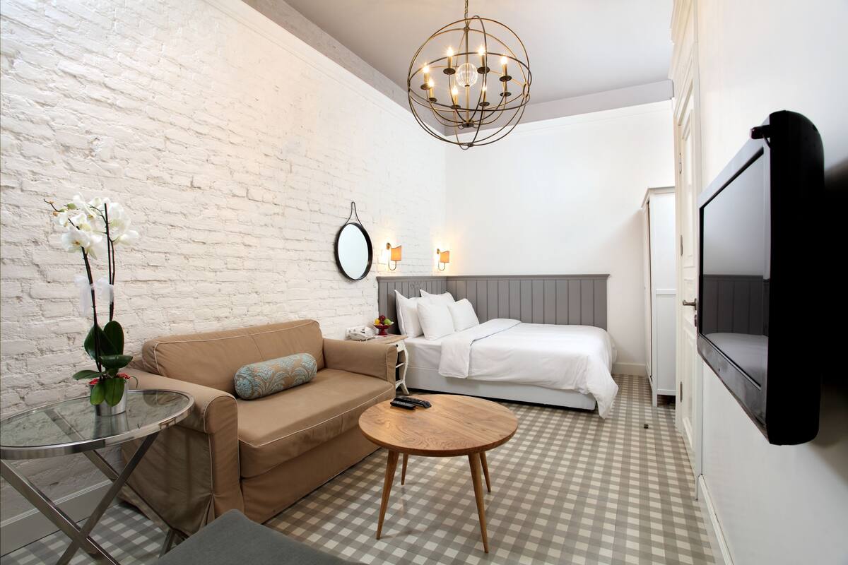 Suite Royal, 1 cama doble con sofá cama | Zona de estar | Una televisión LCD