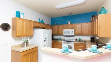 House, 5 Bedrooms, Private Pool | Private kitchen | Full-sized fridge, microwave, stovetop, dishwasher