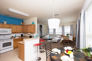 House, 5 Bedrooms, Private Pool | In-room dining