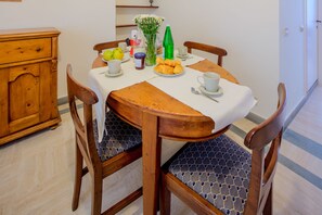 Deluxe Double Room, 1 Queen Bed | In-room dining - Maison Monte Giordano (Rome)