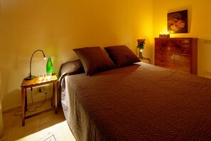 Sengetøy av topp kvalitet, dundyner, minibar og safe på rommet