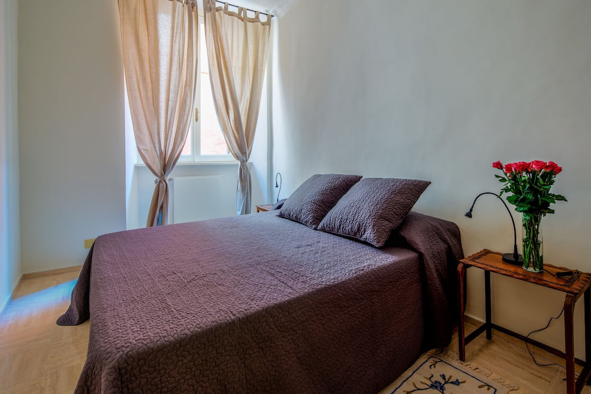 Deluxe Triple Room (1 Queen) | Peralatan tempat tidur premium, gebar bulu kapas, bar mini
