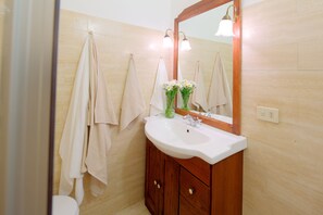 Deluxe Triple Room | Bathroom | Shower, free toiletries, hair dryer, bidet - Maison Monte Giordano (Rome)