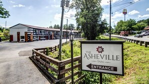 Ein Schild für The Ashville Inn mit einem Pfeil, der zum Eingang zeigt.