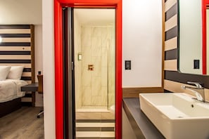 Upstairs Queen Room with Two Queen Beds - Non Smoking | Bathroom