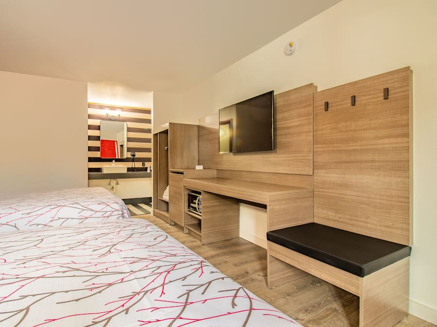 Second Floor Queen Room with Two Queen Beds -Non smoking | Skrivebord og wi-fi (inkludert)