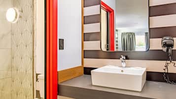 Combined shower/tub, towels