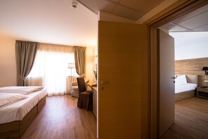 Suite familiar, habitaciones comunicadas | Ropa de cama de alta calidad, edredones de plumas, caja fuerte