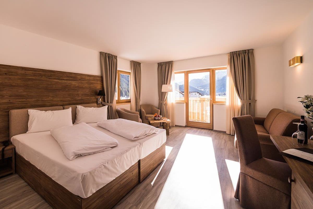Junior Suite, edificio separato | Peralatan tempat tidur premium, gebar bulu kapas, peti besi dalam bilik