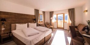 Studio with Balcony | Premium bedding, down duvets, in-room safe, desk - Golden Park Resort (Mazzin)
