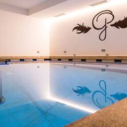 Piscina coperta, lettini