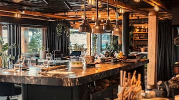 Serveert ontbijt, lunch, diner, Turkse gerechten